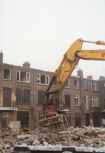 605905 Afbeelding van de sloop van de huizen aan de Alberdingk Thijmstraat te Utrecht, met de achtergevels van enkele ...